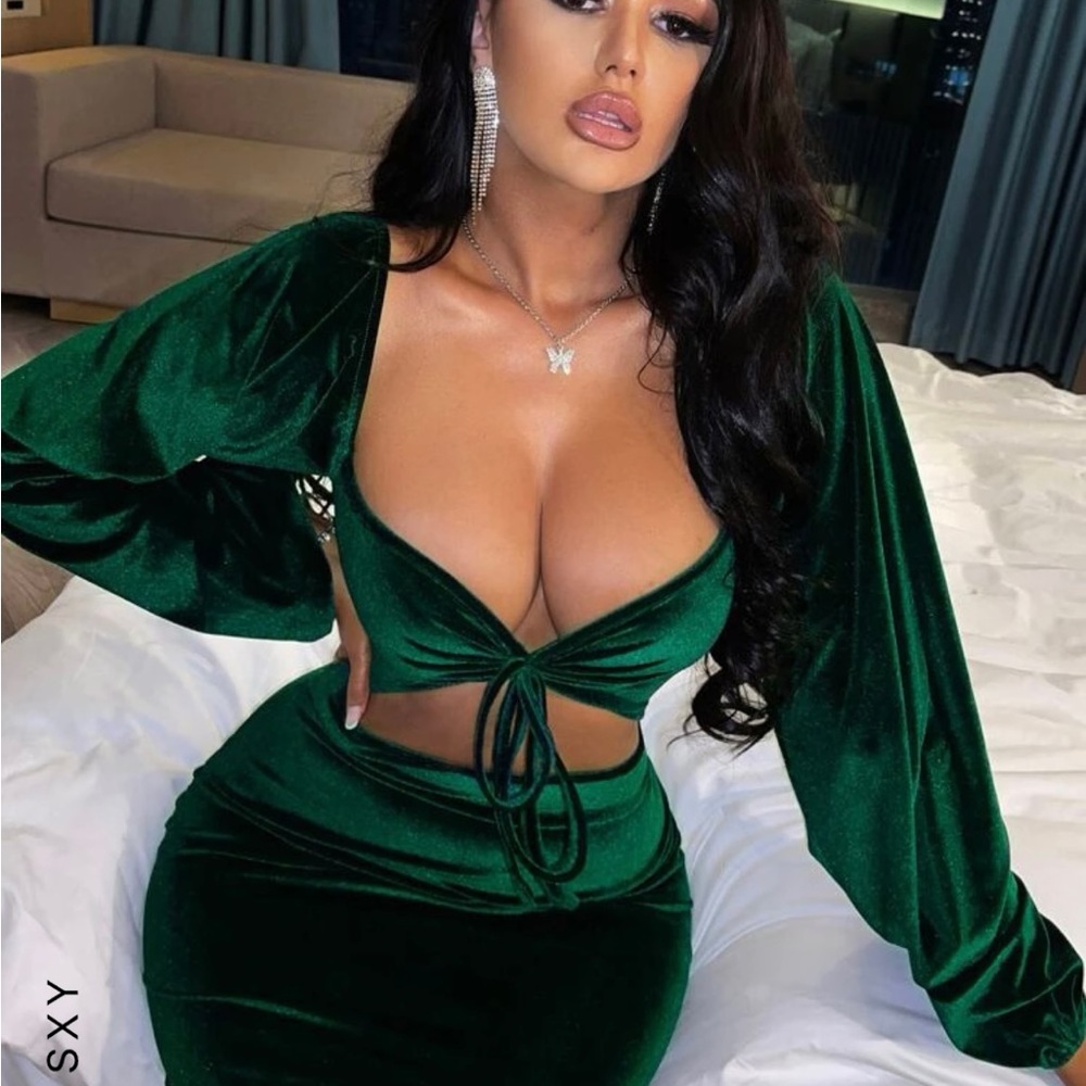 Green Velvet mini dress ! Only worn once !***** ASK ABOUT BUNDLE DEALS****